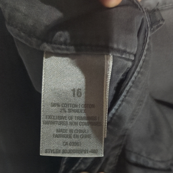 Denver Hayes Charcoal Cargo Capris - Picture 3 of 9